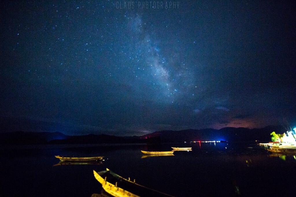 阴天在泸沽湖拍银河很不容易，守了一夜，凑和着看吧