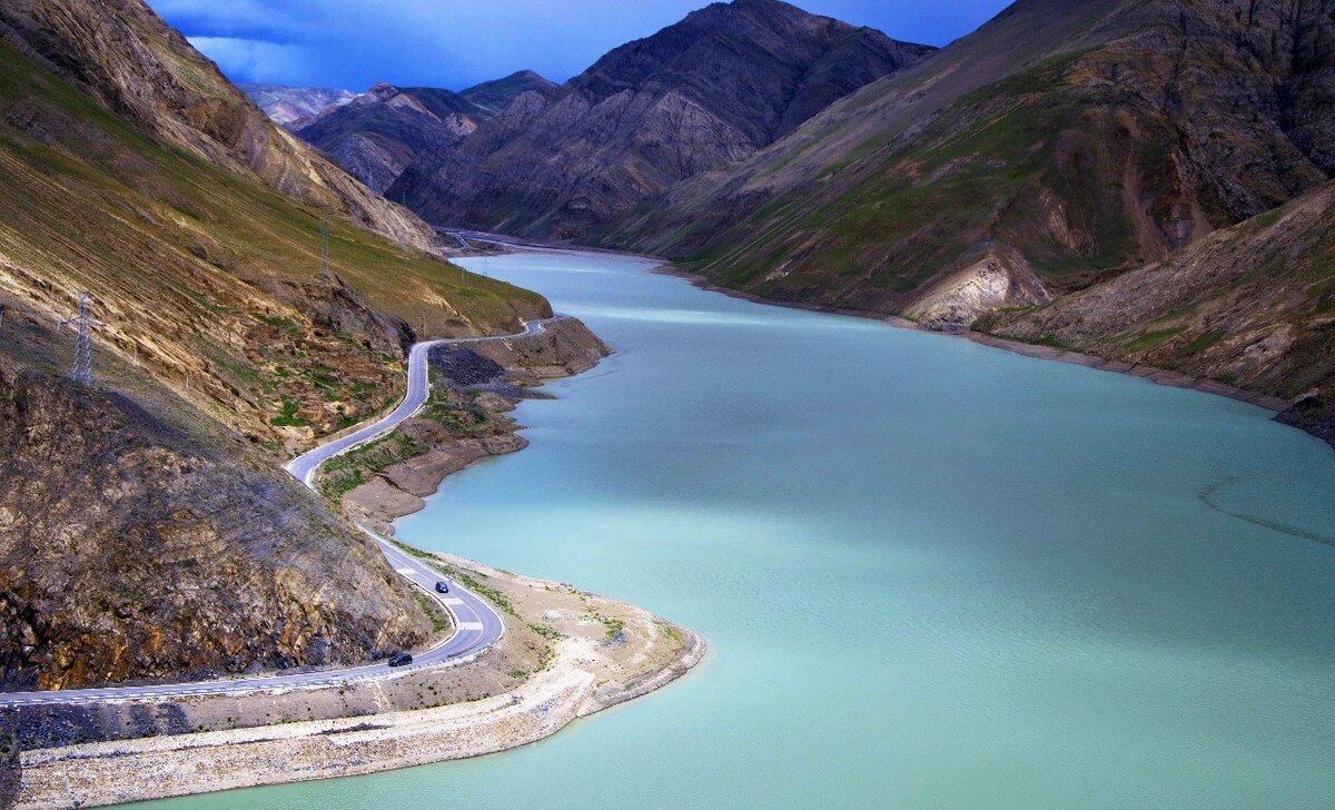 乘车前往纳木错的盘山路上 车一个急转弯 眼前是这番景色 每张照片都是缘分。