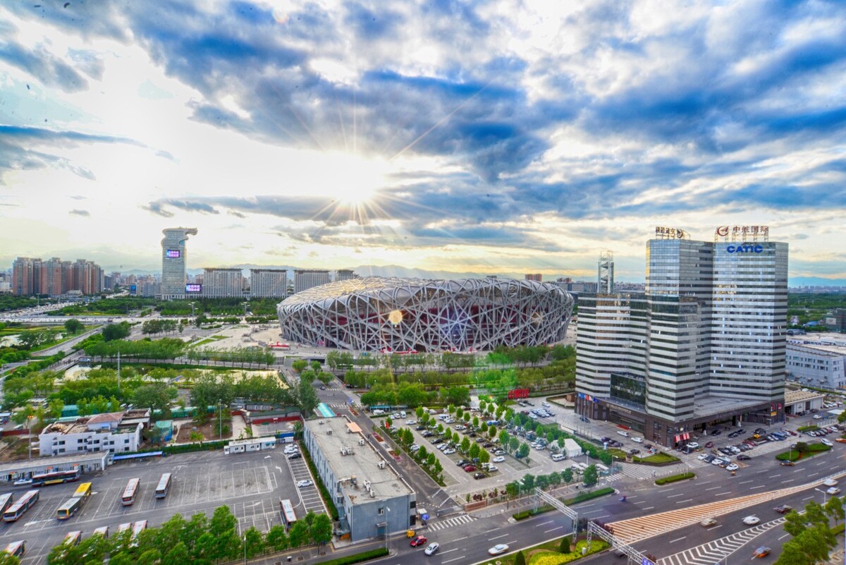 五六月份的北京,是天气变化最多端也最空明透彻的时候。于是雨后初晴,登上高楼,拍下了这样一幕日光倾城的画面。<br />