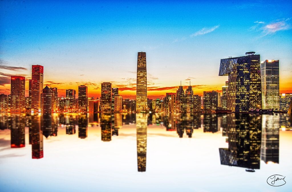 Welcome to my city<br />
这是我的城市 这是一次难忘的拍摄经历 和两个兄弟从窗户爬到宾馆天台完成的拍摄 也是我比较满意的一张后期作品 拍摄时就有想法把做成镜像城市 没有雾霾的北京 西山近在眼前