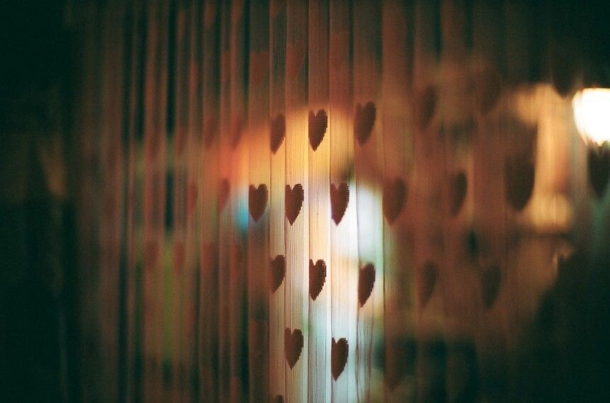 心形帘子<br />
心形帘子。leica MP Noctilux E58 胶片：KODAK PROTRA 160VC。&lt;br /&gt;<br />
