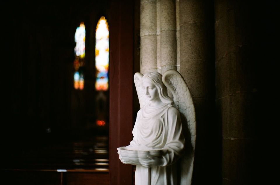 手捧圣水的天使<br />
摄于广州石室圣心大教堂 Leica MP+Noctilux 501 E58.胶片:Kodak Protra 160vc。<br /><br />
