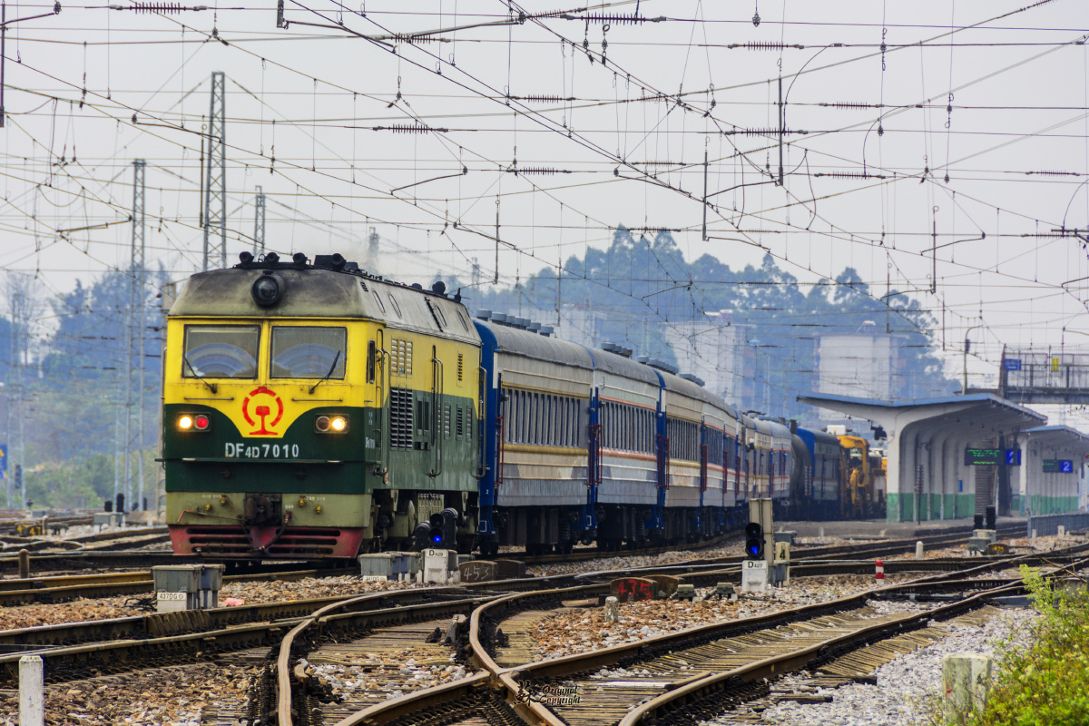 柳州工务机械段施工列车组,并不算客运列车,但是后边的绿皮车都是客车