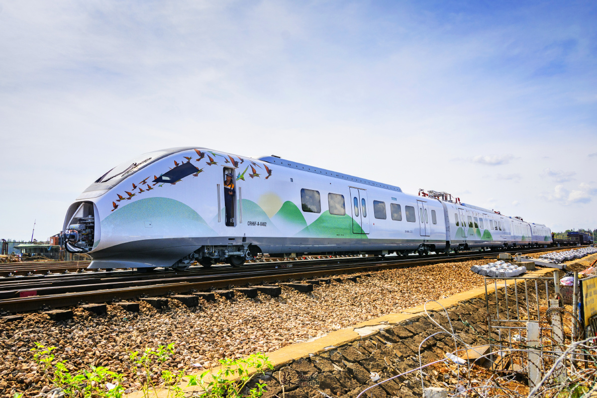 水军勿入海安南站围堵彩绘动车