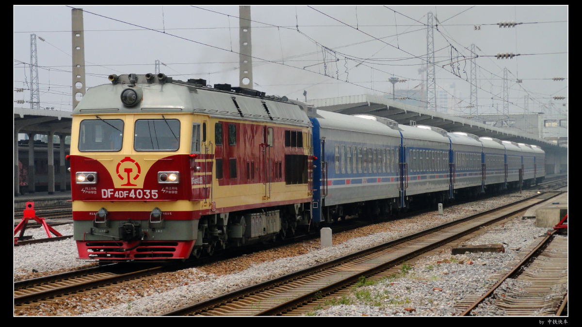 广西沿海公司k9319次列车驶出南宁站,驶向北海.