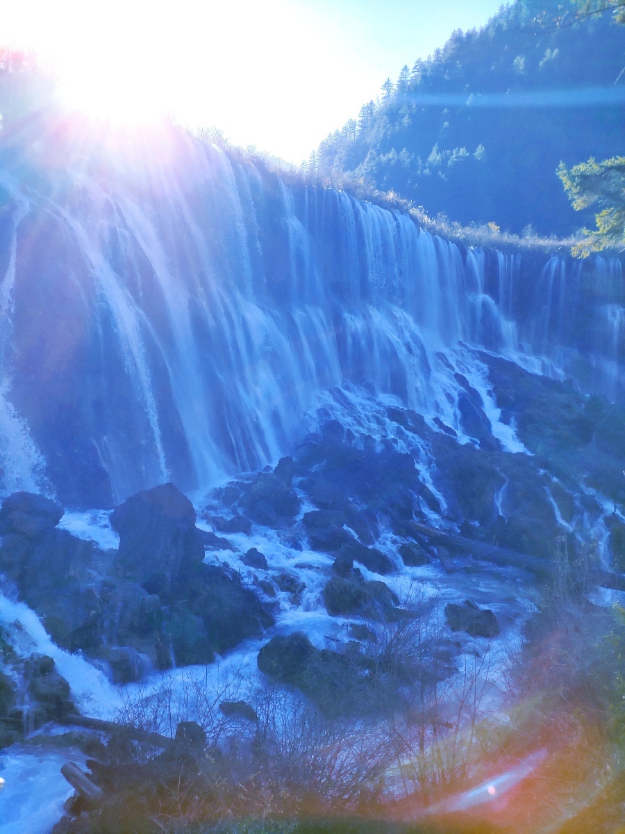 阿坝九寨沟诺日朗瀑布地震带来的伤痕清晰可见