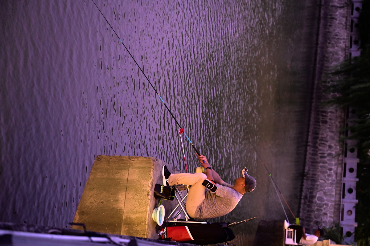 傍晚桥墩上的钓鱼人