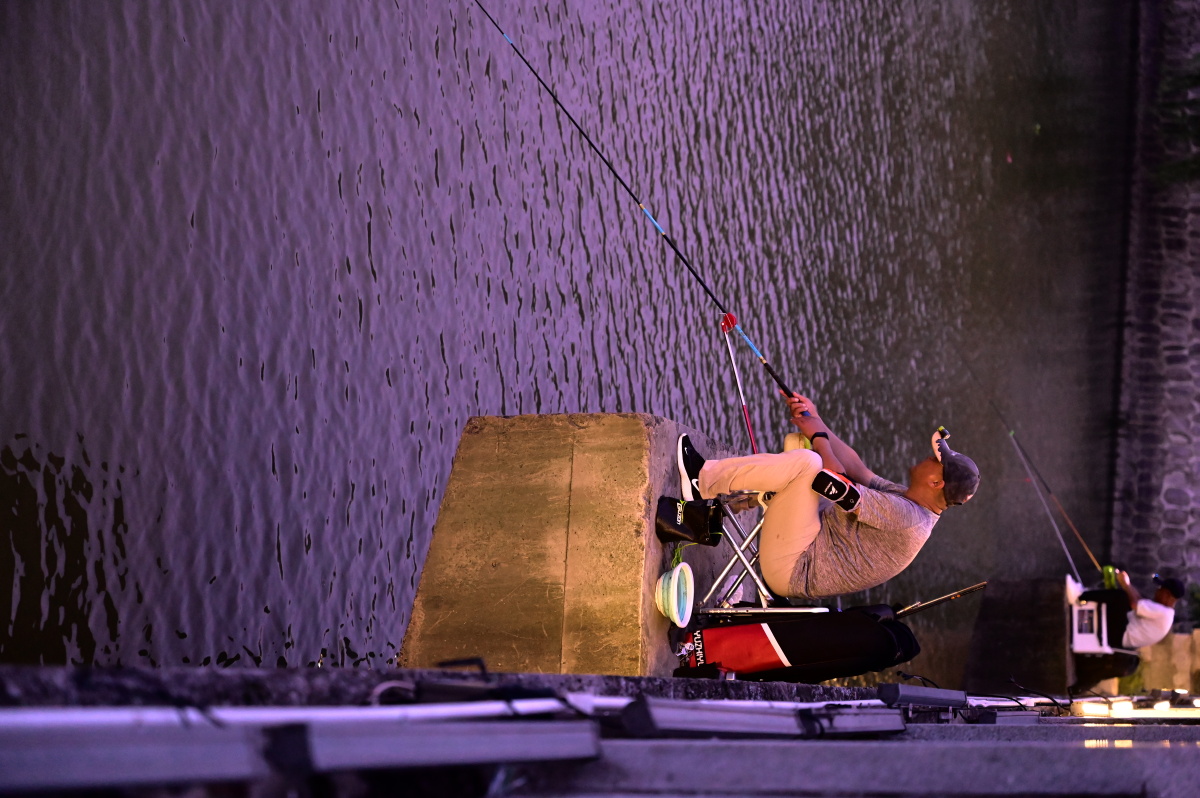 傍晚桥墩上的钓鱼人