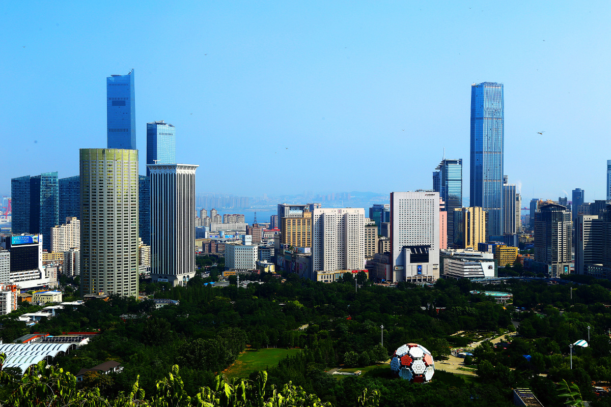 大连城市的建筑,这是在大连电视塔俯瞰拍摄的.