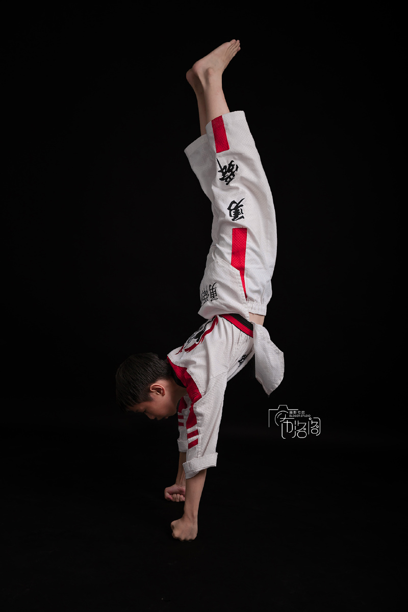 都能练好的孩子以后还能什么能难倒他跆拳道男孩压腿跆拳道压腿照片