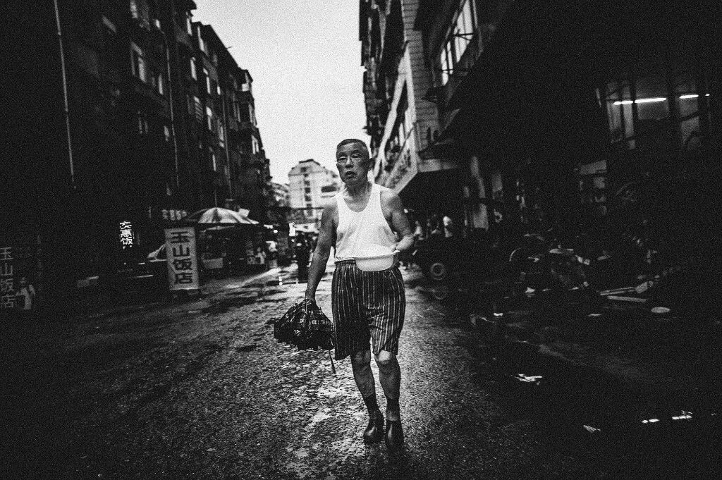 一个端盆子的老头<br />
