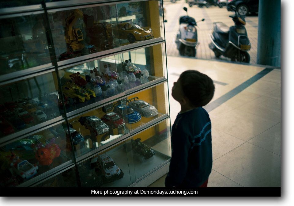俄罗斯的小孩<br />
一个俄罗斯的小孩看着橱窗里的玩具