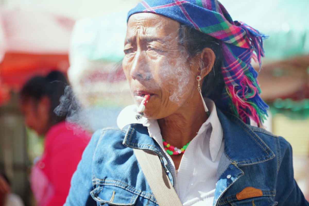 叼手卷烟的佤族女子