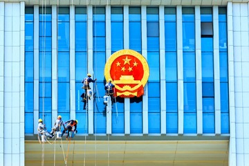 擦亮国徽迎国庆