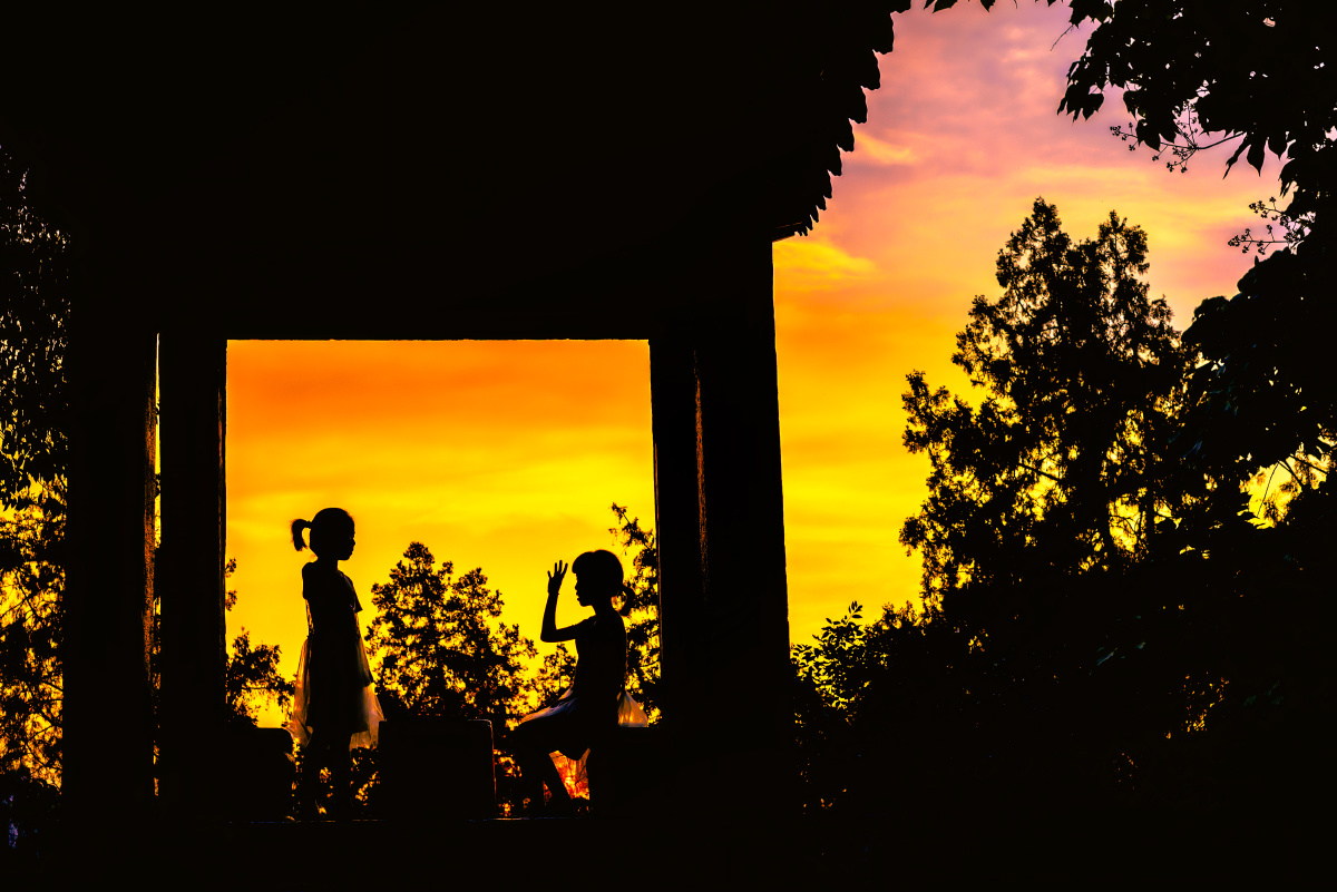 夕阳在山人影绰绰