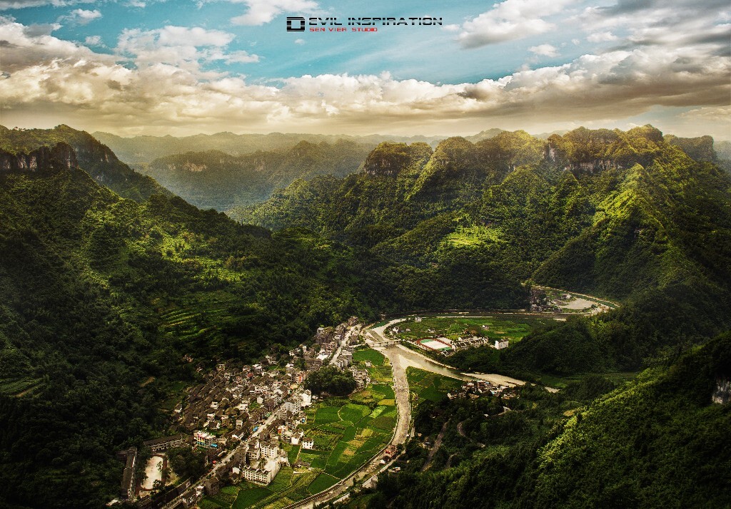 苗家的住地始终保持着神秘的色彩，大山谷中的村庄始终保持着原始的风貌，似乎像魔戒里的中土世界