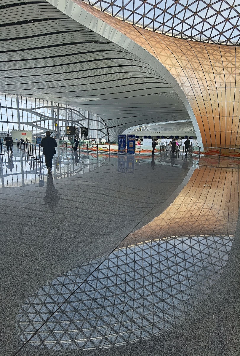 10月底的大兴机场午后阳光反射在地面