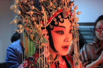 未见其人 先闻其声