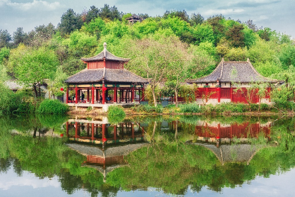 拿着50定给妹子旅游到此一游拍时不经意拍到的。深感后期各种不会啊，求各位大大给点链接教材让我好好学学