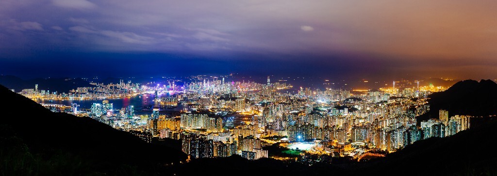 九龙与港岛，隔着浅浅的维港，一边是绚丽的霓虹光色，一边是温馨的万家灯火。香港不是只有金融巨擘的乐园，也是许许多多香港人的归宿。