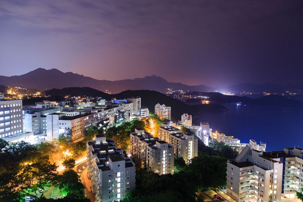 本来想看月食，无奈云层太厚，就用架子拍了次科大夜景多练练手