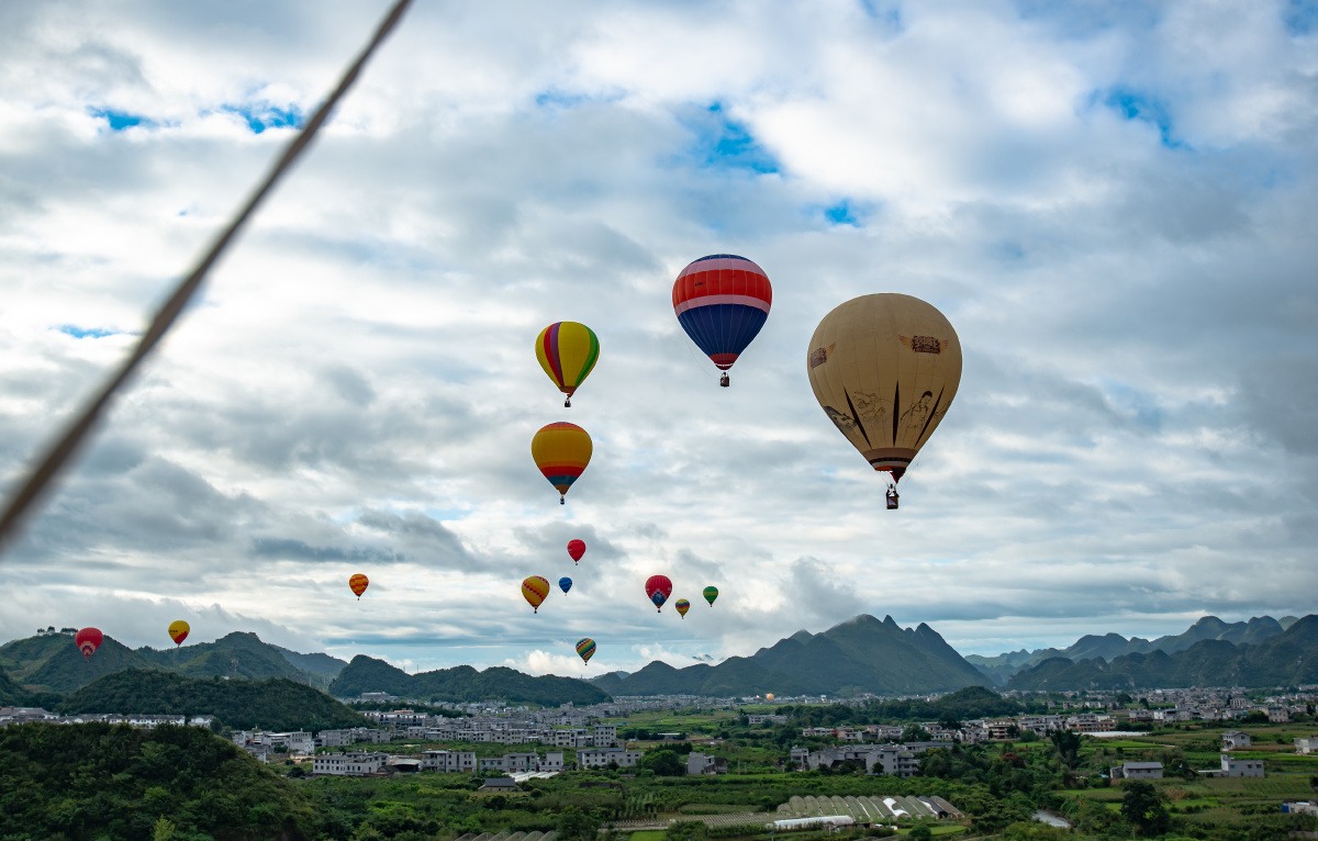 万峰林热气球,美轮美奂 - 胡老鬼 - 图虫