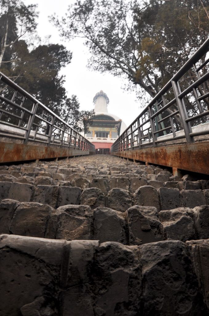 依山而建的白塔<br />
70层阶梯<br />
葱茏树木，稀疏游人<br />
<br />
斑驳的石阶，守候你的到来<br />
告诉你，最早踏上塔顶的不是达官贵人<br />
因为信仰<br />
路在脚下