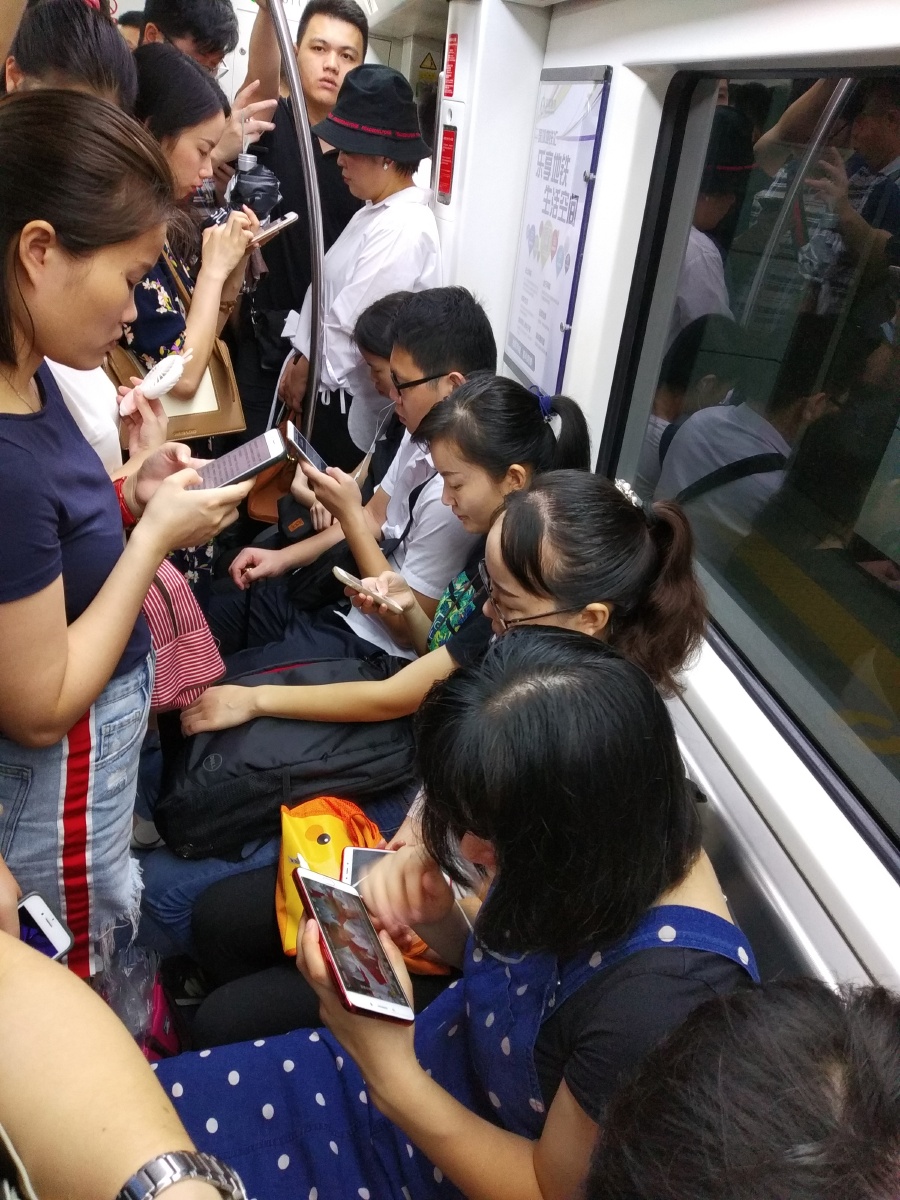 地铁早八点的上班族