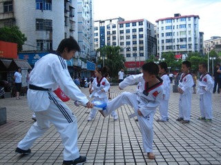 练习跆拳道