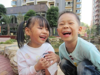 两个快乐的孩子