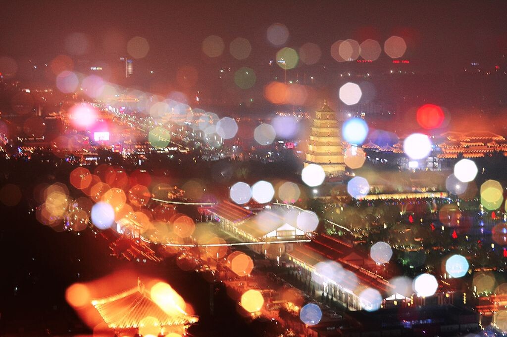  霓虹下的大雁塔。