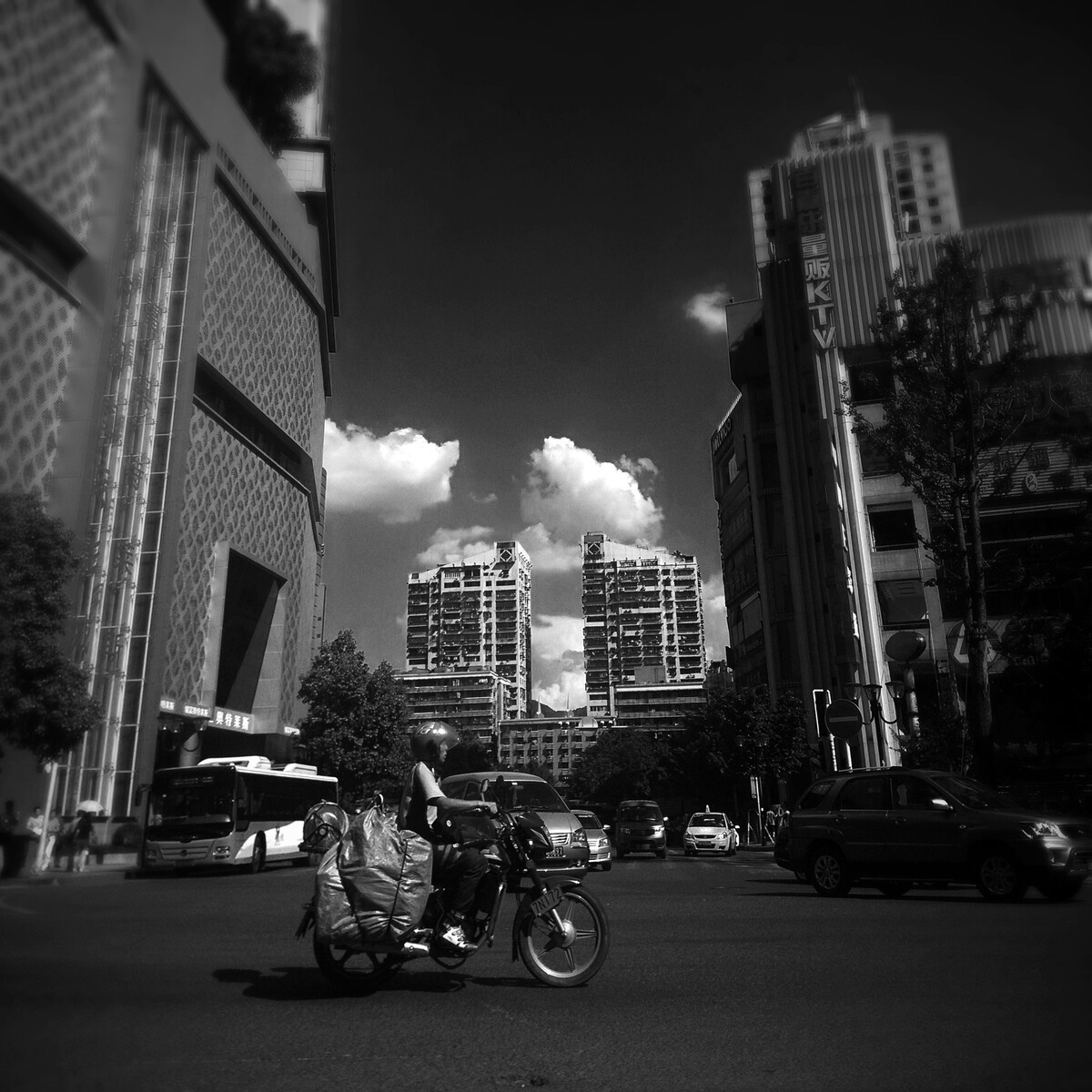 这里就像是较场口的风口，让长江的风可以吹进来，不过现在被“堵”住了