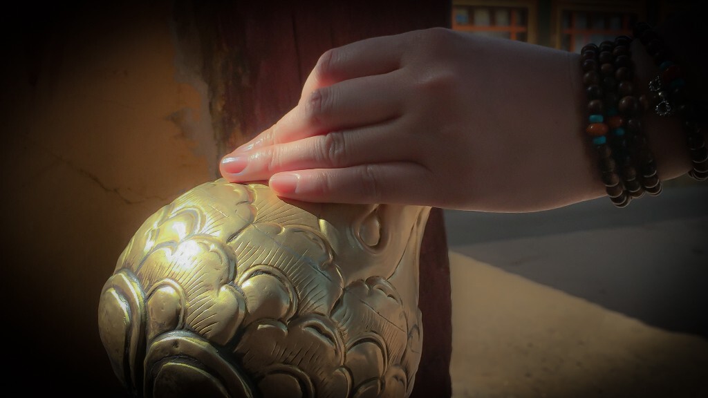 触及  是一生的心跳<br />
                      执起  是一世的暖温