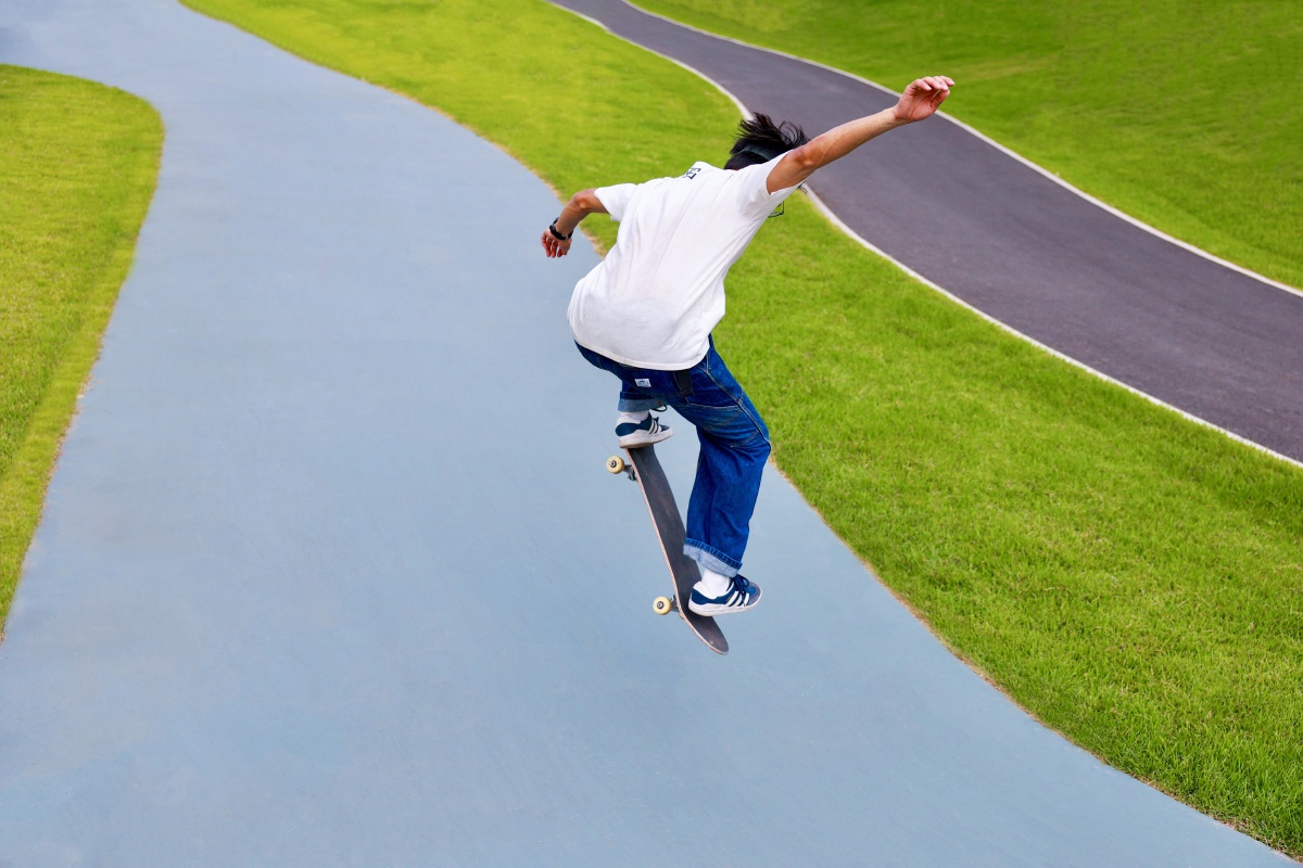街头滑板少年我的滑板鞋时尚时尚最时尚拍摄于广州珠江新城设备佳能r6