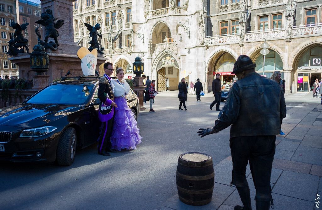 盛装<br />
Marienplatz München