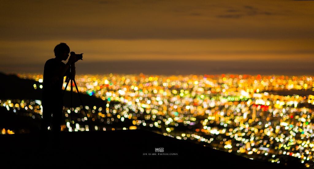 自己的facebook主页:<a href="https://www.facebook.com/ShuinPhotography" target="_blank" rel="nofollow">https://www.facebook.com/ShuinPhotography</a><br />
Flickr主页:<a href="http://www.flickr.com/photos/lucas_shu/" target="_blank" rel="nofollow">http://www.flickr.com/photos/lucas_shu/</a><br />
LOFTER主页:<a href="http://lucasshu.lofter.com" target="_blank" rel="nofollow">http://lucasshu.lofter.com</a><br />
<br />
另一张来自日本神户摩耶山顶废弃旅馆屋顶的照片,照片中的人是我自己,身后是神户的夜景,手中的相机是朋友的。我用了引闪器拍了这样照片。