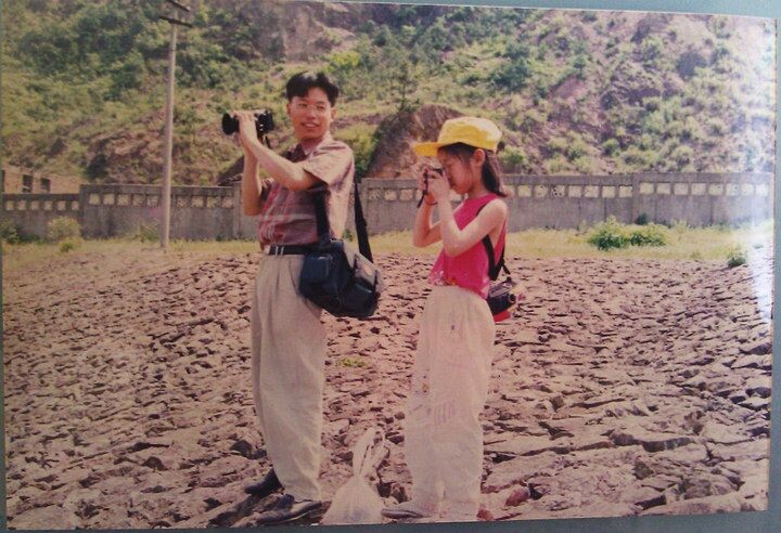 和我爸~ 第一卷胶卷<br />
小学四年级的时候,也就是1999年。<br />
傻瓜相机和属于我的第一卷胶卷,可惜当时拍完回卷的时候我以为是相机坏了,自作主张把后盖开了,也就是说,这卷胶卷废了,哈哈,不过貌似还洗出了5张来。<br />
和老爸去七一水库玩,那时候我爸爸就有单反啦,太潮啦