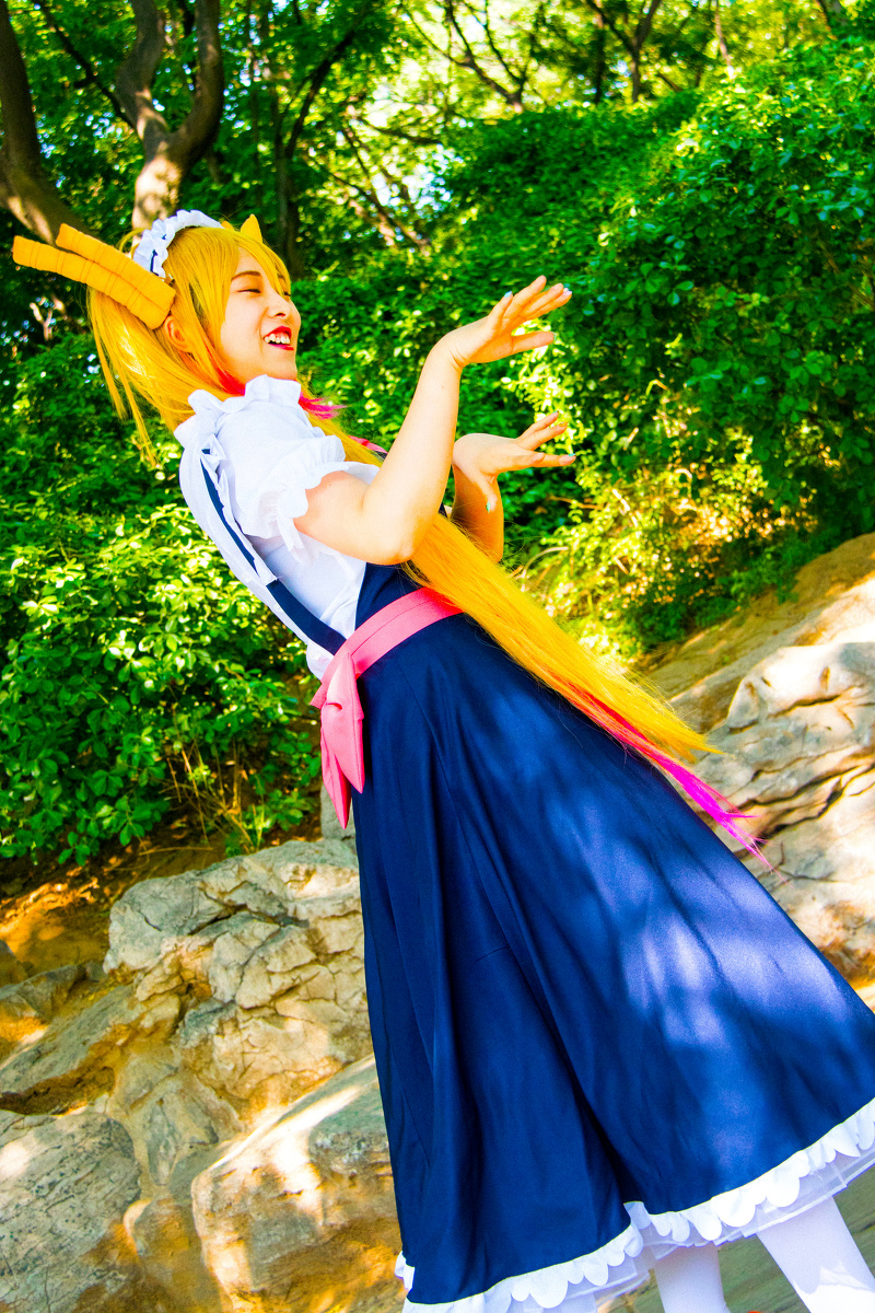 济南萌妹子户外cosplay龙女仆装