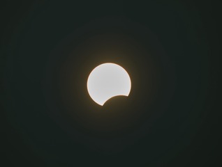 283120