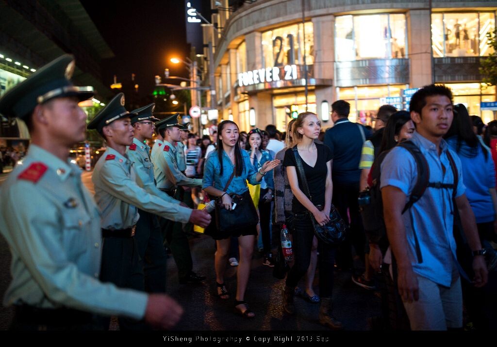 9.30晚维持秩序的武警战士