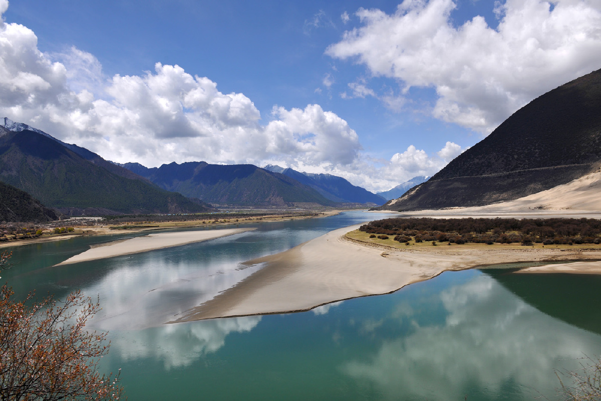 平静的雅鲁藏布江