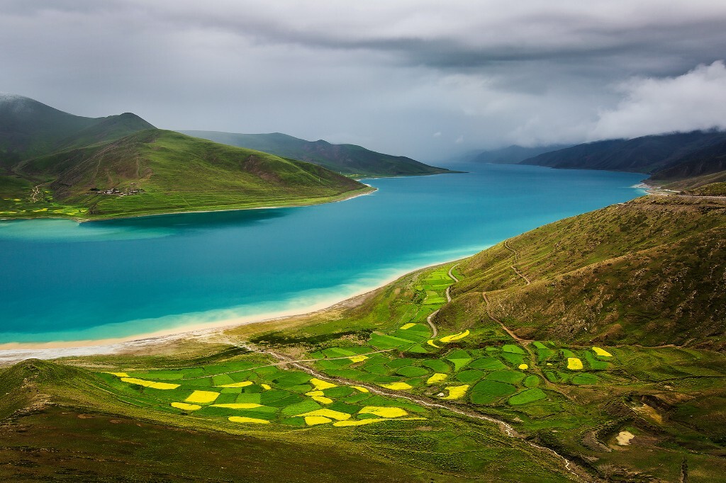 　　第一次入藏之旅，阴雨中匆匆路过羊湖，此刻的湖水犹如神女的绿松石耳坠，散落在山谷花田中，无论你在哪个角度，都不能看到她的全貌。神秘、圣洁，多想皈依于此，愿一切安好<br />
