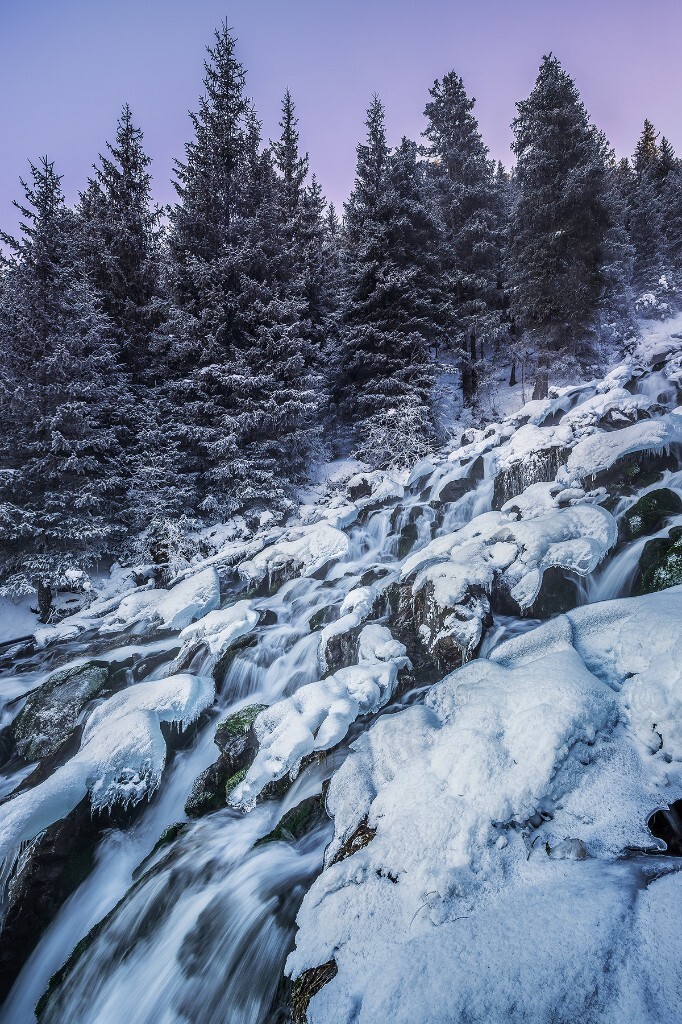 天山的融水，静静地流淌