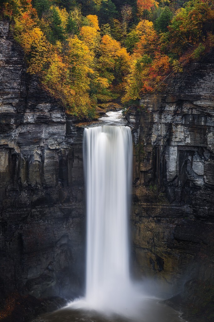 　　秋意正浓，趁着周末再次探访了位于纽约上州伊萨卡附近的Taughannock Falls，正值秋雨绵绵，瀑布的水量非常大，从将近70米高的悬崖落下，倾泻潭底