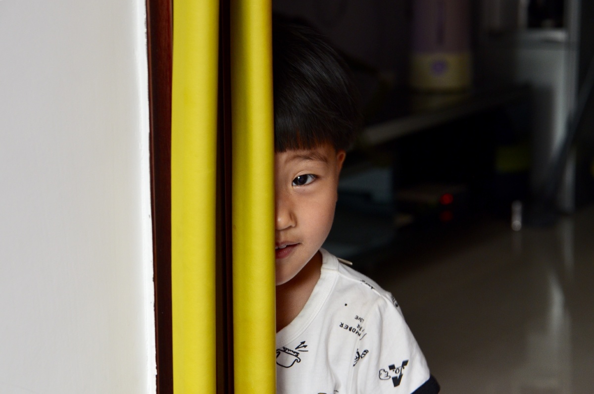 小朋友对我的相机感兴趣,偷偷看过来,恰好捕捉到孩子兴奋而好奇