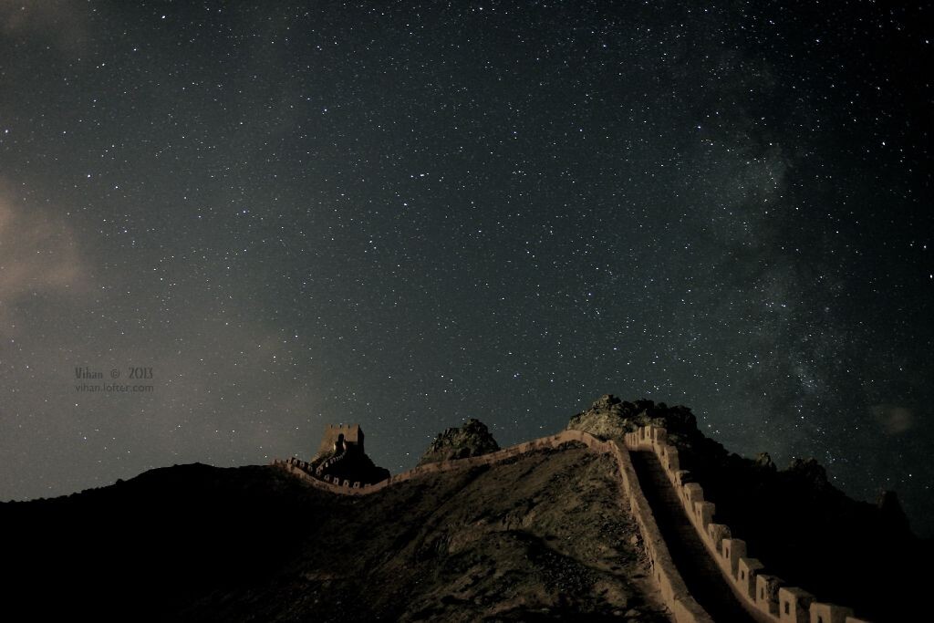 深夜的悬臂长城空空的，远离了城市的喧嚣，远处都市的灯光洒落在长城上，满天的星星在上空划过。<br />
<br />
悬臂长城 . 嘉峪关