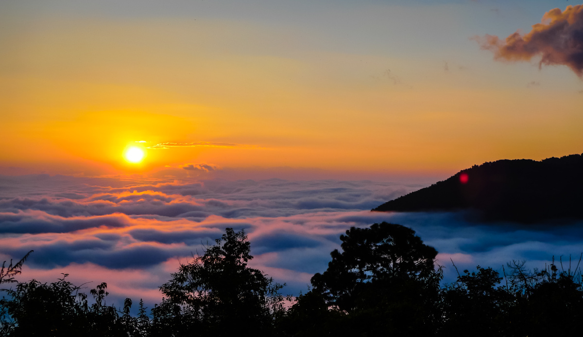 哀牢山东关岭云海日出