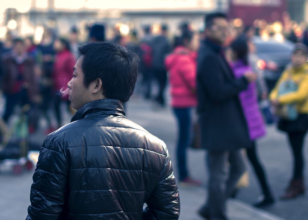 抽烟的男人