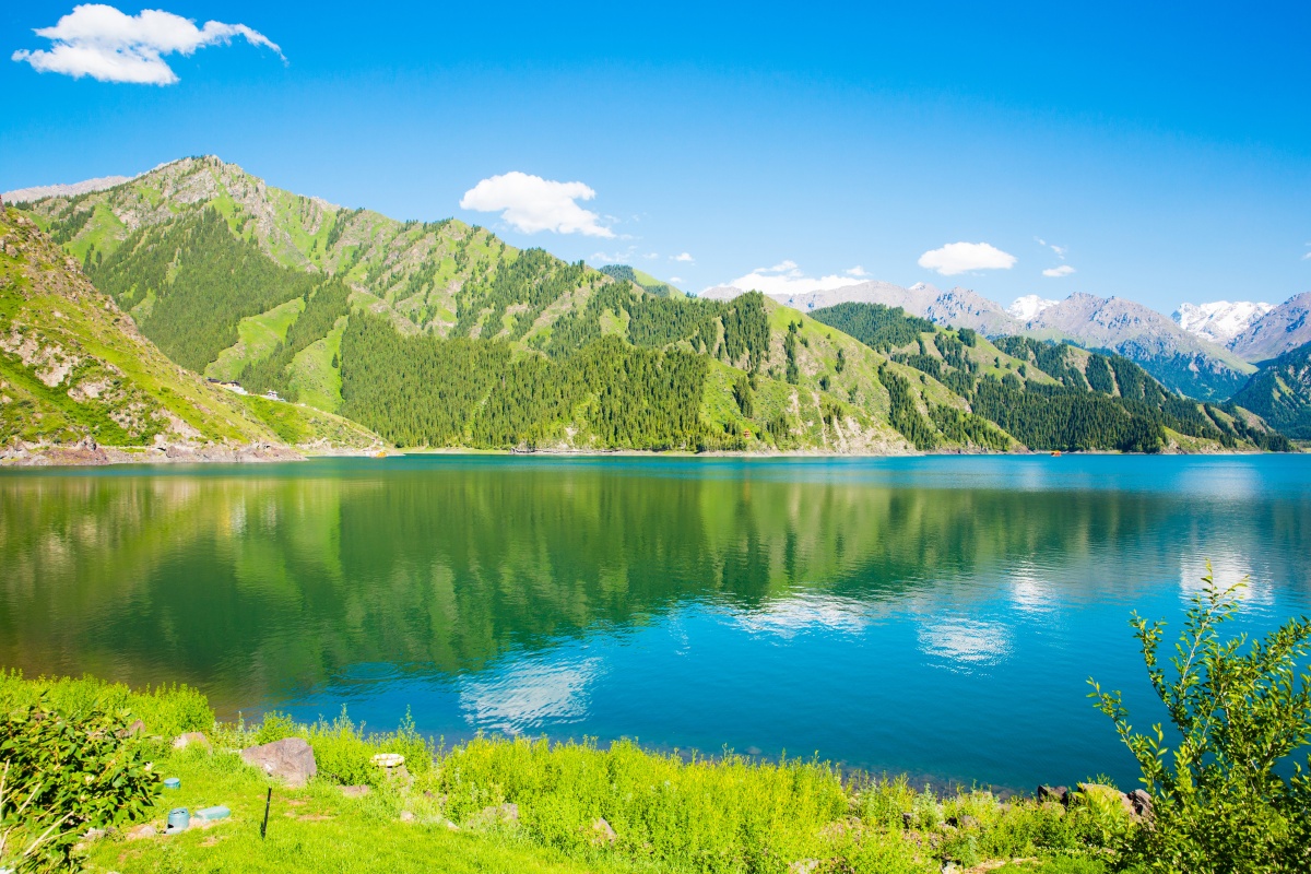 天山天池镶嵌在天山的一颗明珠落入凡间的仙界瑶池