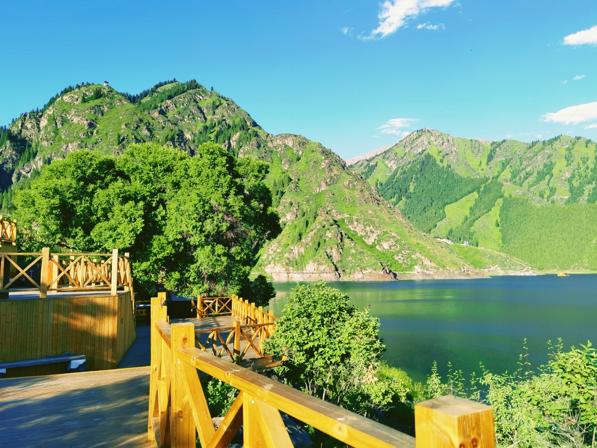 天山天池镶嵌在天山的一颗明珠落入凡间的仙界瑶池